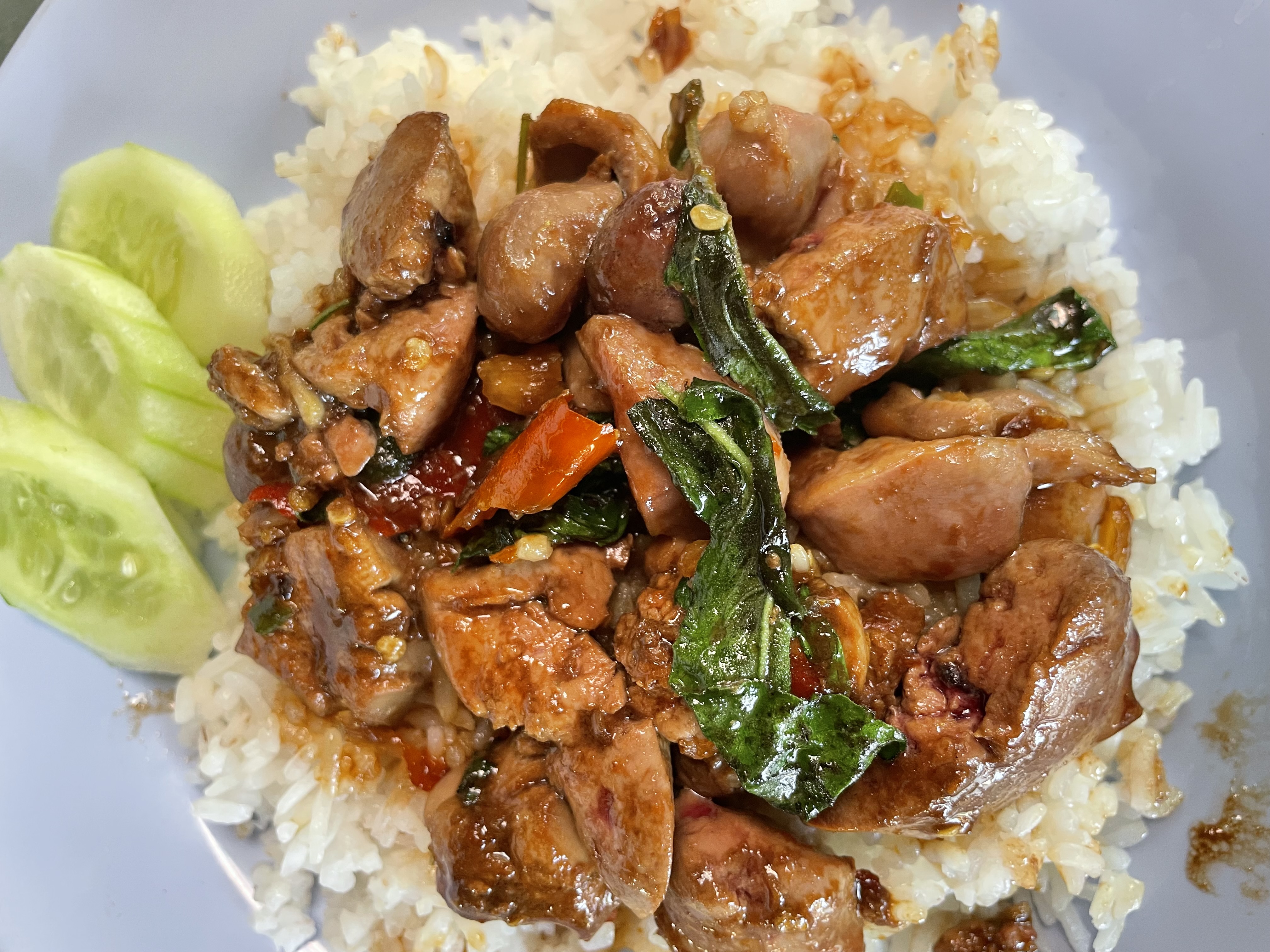 กะเพราเครื่องในไก่